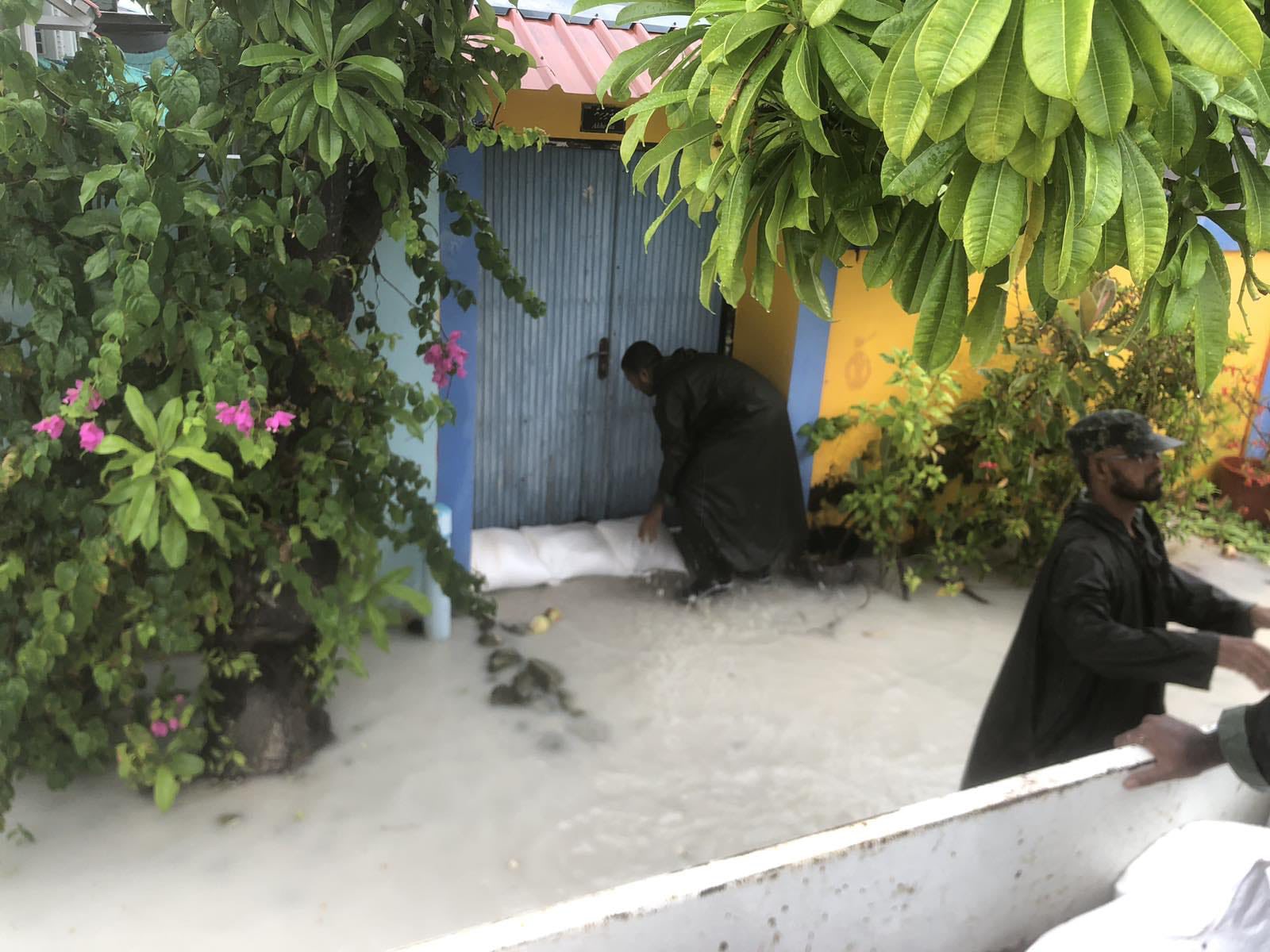 ބޯކޮށް ވާރޭވެހި ތިމަރަފުށްޓާއި ލ.ގަމުގައި ފެންބޮޑުވުމާ ގުޅިގެން އެމްއެންޑީއެފް އިން އެހީތެރިކަން ފޯރުކޮށްދޭން ފަށައިފި